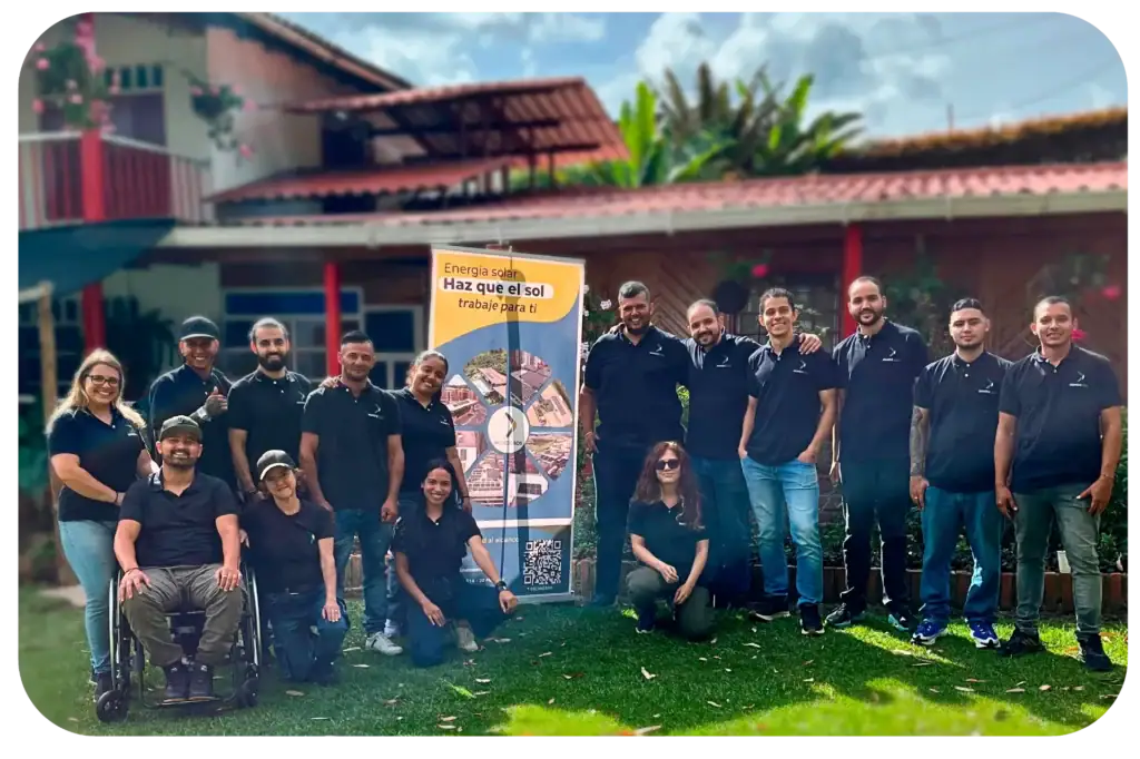 Equipo de trabajo de MUNDO SOS, empresa de energía solar en Antioquia